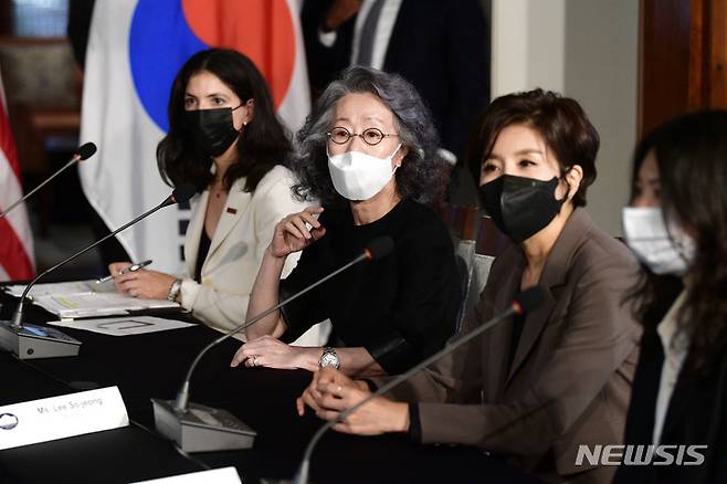 [서울=뉴시스] 사진공동취재단 = 29일 서울 중구 미국대사관저에서 열린 카멀라 해리스 미국 부통령과의 간담회에 윤여정(왼쪽 두번째) 배우, 이수정 KBS 앵커, 김사과 작가가 참석해 발언을 경청하고 있다. 2022.09.29. photo@newsis.com