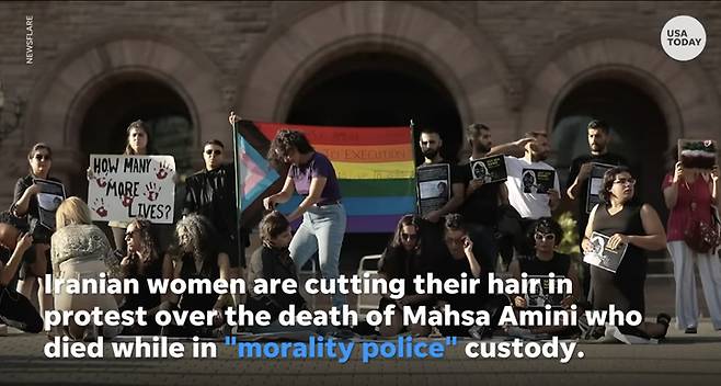 [서울=뉴시스] 마사 아미니의 죽음 이후 분노한 이란 여성들이 시위를 하며 머리카락을 자르고 있다. <사진 출처 : USA TODAY 유튜브 캡쳐> 2022.09.29. *재판매 및 DB 금지