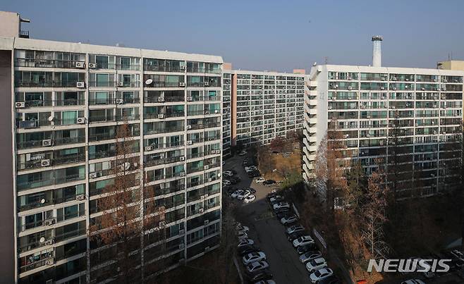 [서울=뉴시스] 권창회 기자 = 서울 강남구 대치동 아파트 단지 모습. 2021.12.21. kch0523@newsis.com