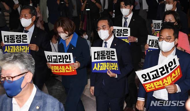 [서울=뉴시스] 최진석 기자 = 박홍근 더불어민주당 원내대표를 비롯한 의원들이 29일 오후 서울 여의도 국회에서 제400회 국회(정기회) 제9차 본회의에 참석하며 '대통령 사과하라, 외교라인 전면쇄신' 피켓을 들어보이고 있다. (공동취재사진) 2022.09.29. photo@newsis.com