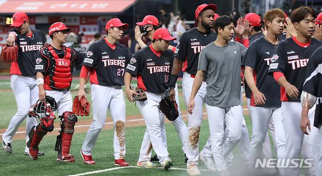 [서울=뉴시스] 조수정 기자 = 23일 오후 서울 구로구 고척스카이돔에서 열린 2022 KBO리그 키움 히어로즈와 KIA 타이거즈 경기, 12-3으로 승리한 KIA 선수들이 기쁨을 나누고 있다. 2022.08.23. chocrystal@newsis.com