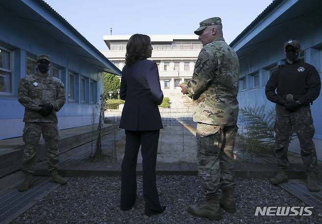 [판문점=AP/뉴시스]카멀라 해리스 미국 부통령(왼쪽)이 29일 판문점을 방문한 모습. 2022.09.29.