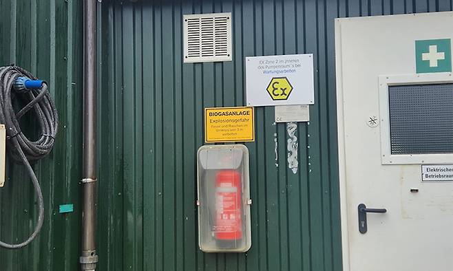 독일 튀링겐주 슐뢰벤에 있는 바이오가스 저장 및 생산 시설에 붙어 있는 위험 안내 표시.