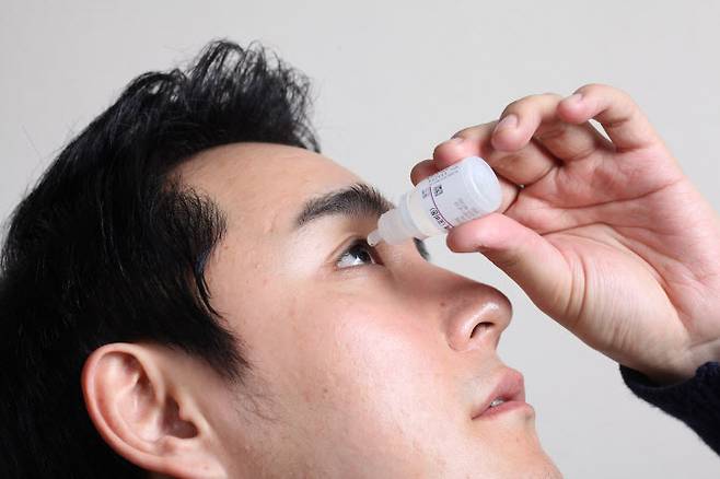 흔히 인공눈물약 점안을 안구건조증의 치료로 알고 있지만, 근본 원인을 해소하려면 눈꺼풀 염증을 치료해야 한다. 김안과병원 제공