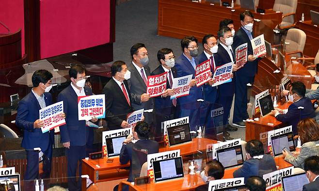 與, 해임안 반대 피켓 시위 정진석 비상대책위원장(왼쪽 네 번째) 등 국민의힘 의원들이 29일 국회 본회의장에서 박진 외교부 장관 해임건의안 상정을 반대하며 피켓 시위를 벌이고 있다. 국회사진기자단