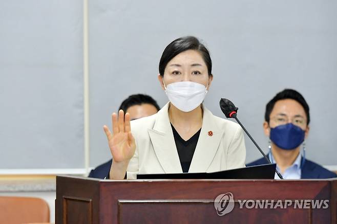 선서하는 이선화 제주국제컨벤션센터 사장 후보자 (제주=연합뉴스) 이선화 제주국제컨벤션센터 사장 후보자가 29일 제주도의회 인사청문회에 참석해 선서하고 있다. 2022.9.29 [제주도의회 제공, 재판매 및 DB 금지] bjc@yna.co.kr