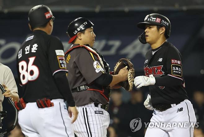 홈런 날린 조용호 (서울=연합뉴스) 박동주 기자 = 29일 서울 잠실야구장에서 열린 2022 프로야구 LG 트윈스와 kt wiz의 경기. 2회초 무사 1루에서 kt 조용호가 홈런을 날리고 홈으로 들어오고 있다. 2022.9.29 pdj6635@yna.co.kr