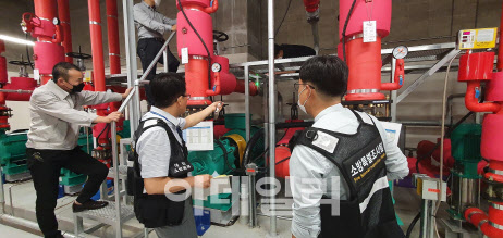 소방 공무원들이 대전지역 판매시설을 대상으로 소방 관련 설비를 점검하고 있다. (사진=대전소방본부 제공)