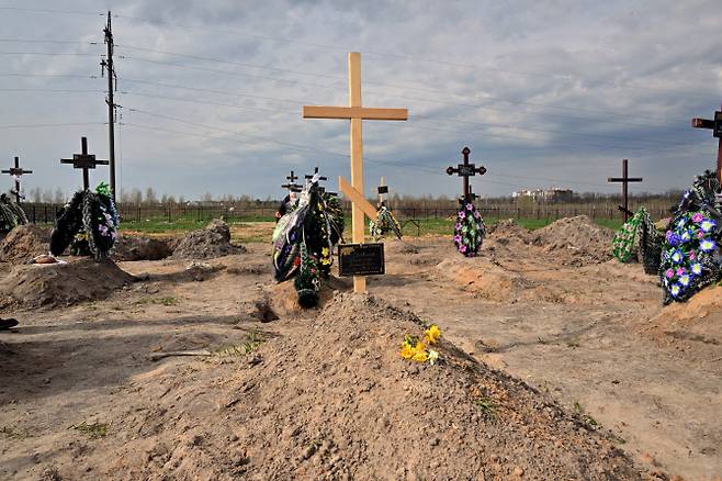 부차에서 학살당한 민간인들을 묻은 공동 묘지. (사진= AFP)