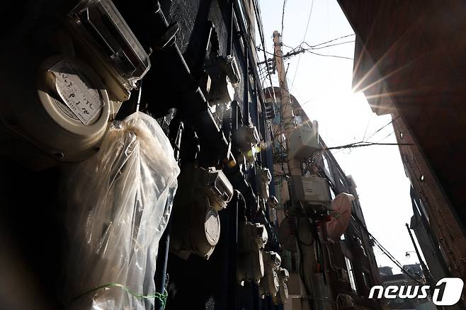 30일 산업통상자원부는 오는 10월부터 전기 및 도시가스 요금을 인상한다고 밝혔다. 사진은 30일 서울 시내 주택가에 설치된 가스 계량기의 모습.(뉴스1DB)ⓒ News1
