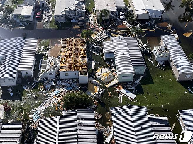 29일(현지시간) 미국 플로리다주 포트마이어스에서 허리케인 이언의 강력한 돌풍에 주택 지붕이 뜯기고 가재도구가 밖으로 날아간 모습이 항공사진에 포착됐다. ⓒ 로이터=뉴스1 ⓒ News1 김성식 기자