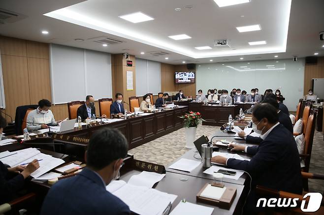 예산군의회 의원들이 행정사무감사를 진행하고 있다. (예산군 제공)