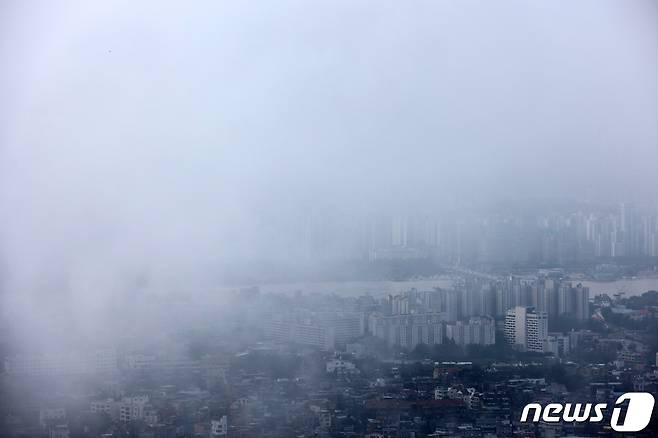 수도권에 비가 소강상태를 보인 10일 서울 강남 방향이 구름과 안개에 덮여 있다. 2022.8.10/뉴스1 ⓒ News1 조태형 기자