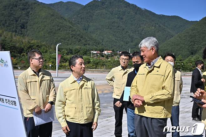 남성현(왼쪽 두번째) 산림청장이 30일 강원 정선 가리왕산 산사태 피해현장을 찾아 복구계획을 점검하고 있다. (정선군 제공) 2022.9.30/뉴스1