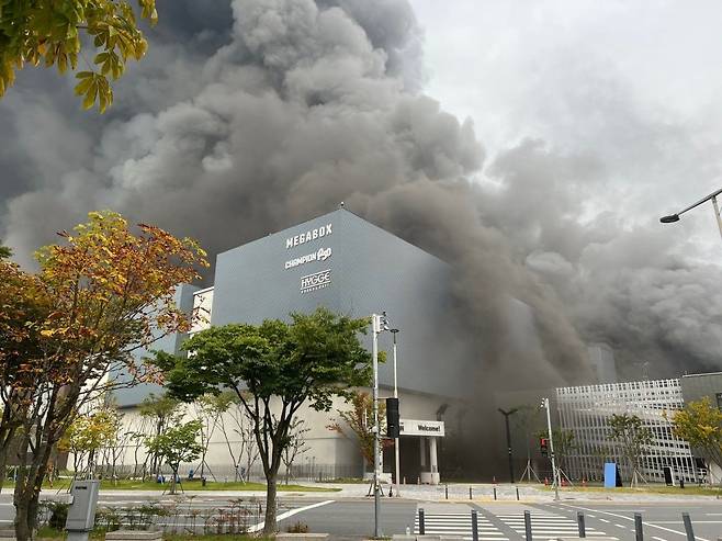지난 26일 오전 대전 유성구 용산동 현대프리미엄아울렛에서 불이 나 연기가 치솟고 있다. /연합뉴스