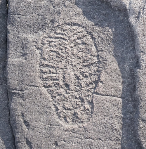 문신을 한 얼굴을 표현한 1만 년 전 사카치알리안의 암각화. 강인욱 교수 제공