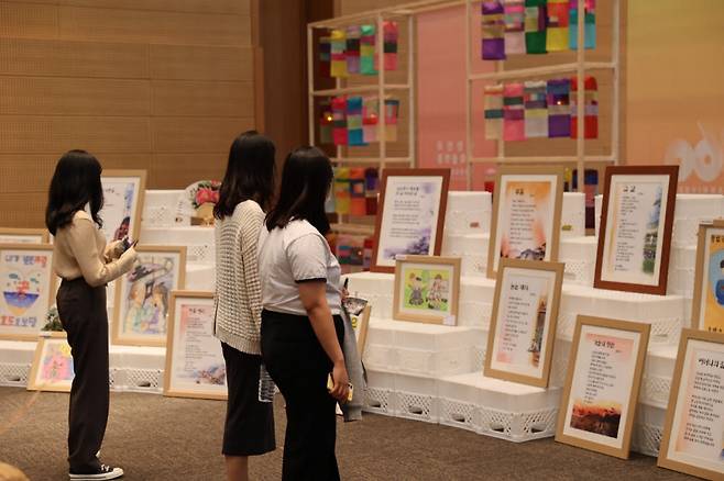 한국문화원연합회가 개최한 지역문화박람회 관람객이 전시물을 살펴보고 있다.