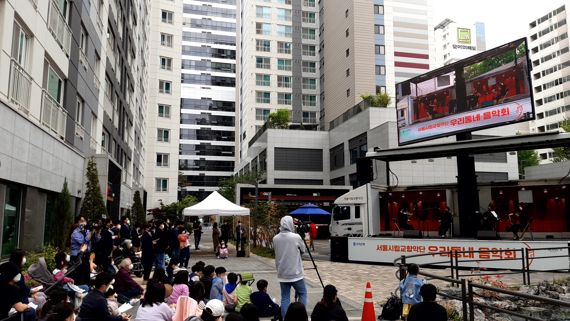 지난해 4월, ’문래 롯데캐슬' 단지에서 우리 동네 음악회가 개최되고 있다. 롯데건설 제공