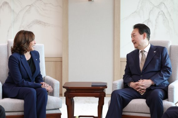 윤석열 대통령이 29일 서울 용산 대통령실에서 카멀라 해리스 미국 부통령과 환담을 나누고 있다. /사진=대통령실 제공