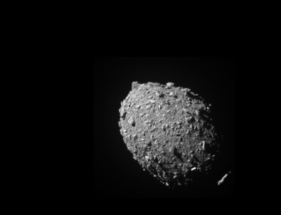 나사의 '쌍 소행성 궤도수정 실험(DART, Double Asteroid Redirection Test)' 우주선이 충돌 11초 전 포착한 소행성 '디모르포스'의 모습. 다트 우주선과 디모르포스 사이의 거리는 약 68㎞다. [NASA 제공]