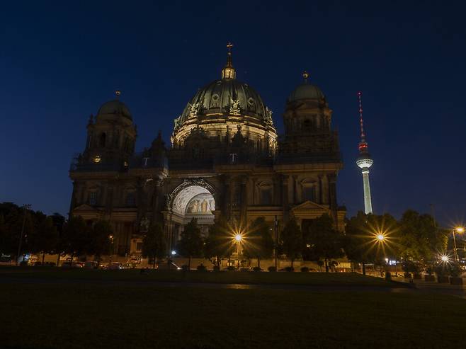 독일 수도 베를린에 있는 베를린 대성당이 7월27일(현지시각) 에너지 절약 시책에 따라 어둠에 싸여 있다. 베를린 시의회는 공공건물과 역사 유적 등의 야간 조명을 줄이기로 했다. 연합뉴스