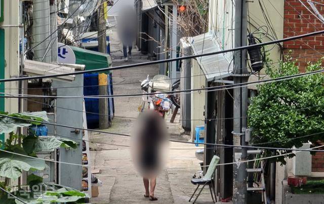 15일 서울 영등포구 타임스퀘어 인근 성매매 집결지 수도골목 풍경. 골목 오른편에 '휘파리방'으로 불리는 성매매 업소가 몰려 있다. 서재훈 기자