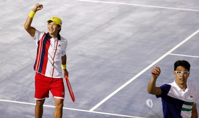 정현(오른쪽)과 권순우가 30일 서울 송파구 올림픽공원 테니스경기장에서 열린 남자프로테니스(ATP) 투어 유진투자증권 코리아오픈 복식 8강 경기에서 승리한 후 기뻐하고 있다. 뉴시스