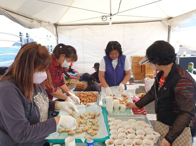 서귀포항 동부두에서 열린 제3회 서귀포 은갈치 축제에서 시식용 음식이 조리되고 있다.