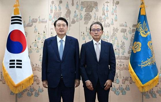 윤석열 대통령이 지난 7월 15일 서울 용산 대통령실에서 변양균(오른쪽) 경제고문 위촉식을 마치고 기념촬영을 하고 있다. 대통령실사진기자단