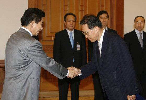 노무현 대통령이 2006년 7월 4일 청와대에서 변양균(앞줄 오른쪽) 청와대 정책실장에게 임명장을 수여한 뒤 악수하고 있다. 중앙포토