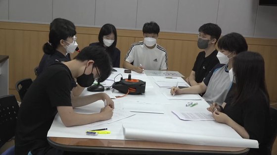 서울 동작구 국사봉중 3학년 학생들이 주 1회 채식 식단을 제공하는 '기후급식'을 주제로 토론하고 있다. 유튜브 국사봉중TV 캡쳐