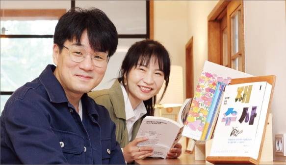 김혜정 그믐 대표(오른쪽)와 장강명 작가가 서울 청파동 동네책방 ‘죄책감’에서 ‘좋아요’도 이모티콘도 없는 온라인 독서 플랫폼 ‘그믐’에 대해 설명하고 있다. /임대철 한경디지털랩 기자
