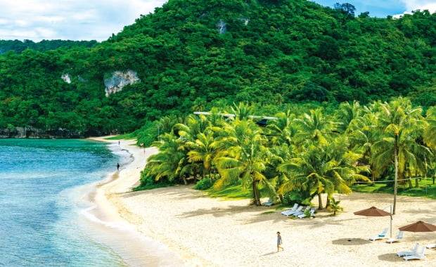 ‘괌의 얼굴’인 투몬 비치에서 차로 5분 거리에 있는 건 비치. 한가롭게 괌의 자연을 볼 수 있어 숨은 명소로 꼽힌다.