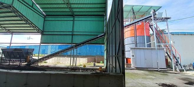 김제시 청하면 한 축사에 불법 무허가로 설치된 ‘폐기물혼합건조발효기’
