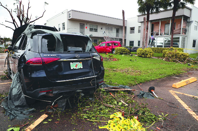 미국 플로리다주 델레이비치 시내에 있는 한 차량이 28일(현지시간) 허리케인 이언으로 인해 난파된 모습. 최고 시속 241㎞의 강풍을 동반한 이언의 위력에 플로리다에선 여러 해안 도시가 물에 잠기고 230만여 가구가 정전되는 등 피해가 속출했다. AP연합뉴스