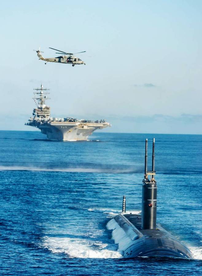 [서울=뉴시스] 한미일 대잠전 훈련에 참가한 미측 전력들이 30일 동해 공해상에서 기동훈련을 하고 있다. 앞쪽부터 미국 원자력추진 잠수함 아나폴리스함(SSN), 미국 원자력추진 항공모함 로널드 레이건함(CVN), 미국 해상작전헬기(MH-60, 시호크). 사진제공=해군