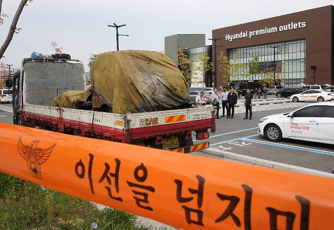 현대백화점그룹이 현대프리미엄아울렛 대전점 화재로 안전 관리 부실 의혹을 받고 있다. 사진은 지난 28일 오전 대전 유성구 현대프리미엄아울렛 화재 현장에 폴리스라인이 설치된 모습. /사진=뉴스1