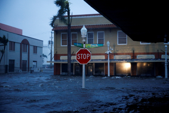 허리케인 ‘이언’이 뿌린 폭우로 지난 28일(현지시간) 미국 플로리다 주 포트마이어의 주택가가 침수돼 있다. 로이터·연합뉴스