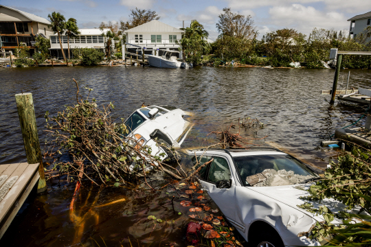 허리케인 ‘이언’이 통과한 29일(현지시간) 미국 플로리다 주에서 차량이 불어난 물에 휩쓸려 있다. EPA·연합뉴스