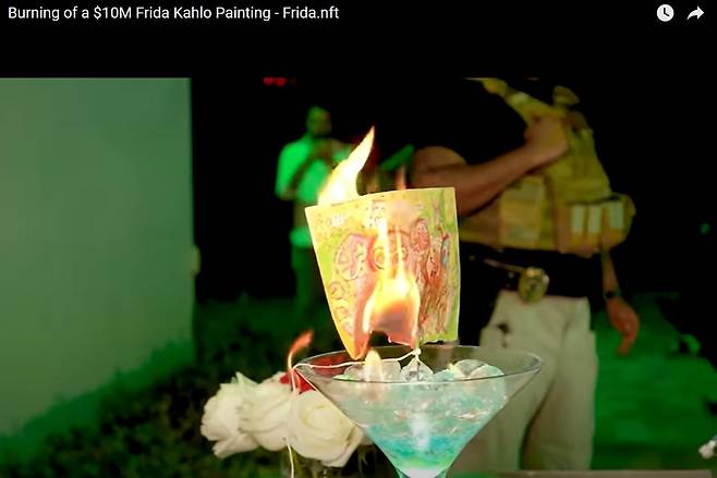 마르틴 모바라크가 프리다 칼로의 '불길한 유령들'을 불태우고 있다. [프리다.NFT 유튜브]