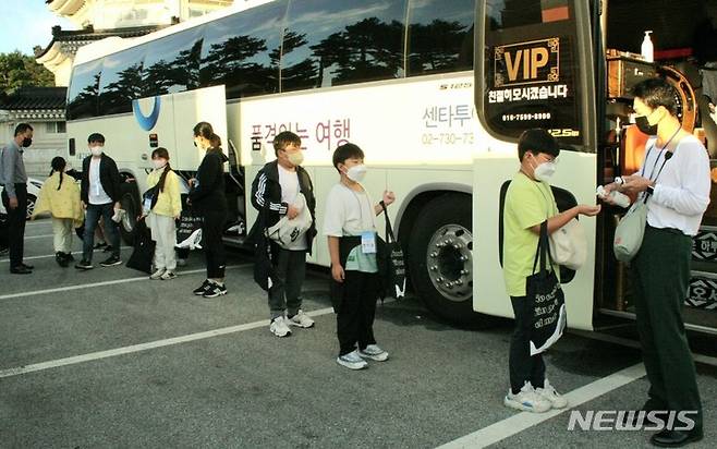 [서울=뉴시스] '아름다운 우리 땅 2022년도 독도탐방' 참가자들이 버스에 타기 전 발열검사와 손 소독을 하는 모습.