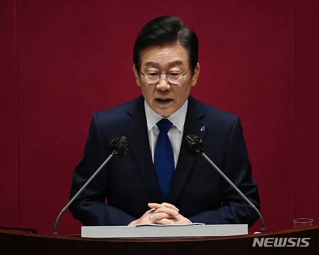 [서울=뉴시스] 전진환 기자 = 이재명 더불어민주당 대표가 지난 28일 오전 국회 제400회국회(정기회) 제8차 본회의에서 교섭단체 대표연설을 하고 있다.  (공동취재사진) 2022.09.28. photo@newsis.com