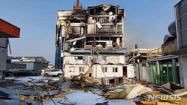 [화성=뉴시스] 김종택 기자 = 30일 오후 경기 화성시 향남읍 상신리의 한 제약회사 공장에서 폭발로 인한 화재가 발생한 가운데 소방대원들이 화재진압을 하고 있다. 2022.09.30. jtk@newsis.com