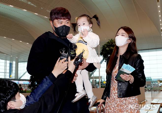 [인천공항=뉴시스] 김병문 기자 = 토론토 블루제이스 류현진이 메이저리그 시즌 준비를 위해 14일 오후 인천국제공항을 통해 출국하며 딸과 아내 배지현과 함께 포즈를 취하고 있다. 2022.03.14. dadazon@newsis.com