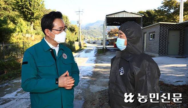 정황근 농림축산식품부 장관이 30일 충북 괴산지역에 있는 돼지사육 농가와 대화를 나누고 있다.