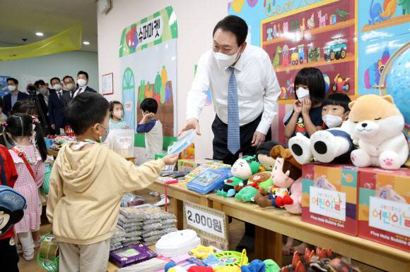아이들과 ‘아나바다 시장 놀이’ 하는 윤석열 대통령. 뉴시스