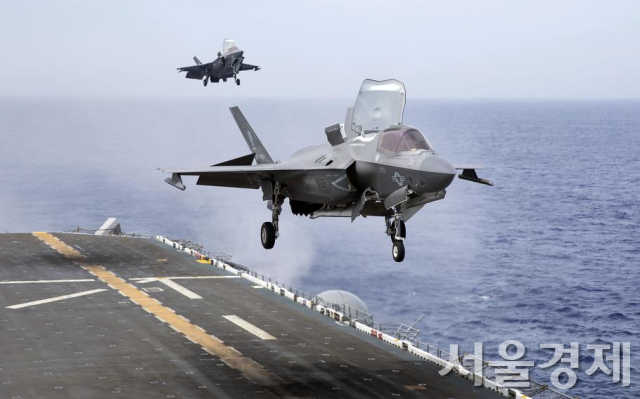미국 해병대의 F-35B전투기가 지난 6월 11일 일본 아와쿠니 공군기지에서 이륙한 뒤 해상에서 기동 중인 미국의 최신 강습상륙함 트리폴리함에 착륙하고 있다. 사진 제공=미 해병대