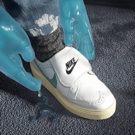 패션 분야에서 두각을 나타내는 웨이드는 한정판 제품을 소개하거나 언박싱하는 영상을 공개하면서 대중과 소통한다.