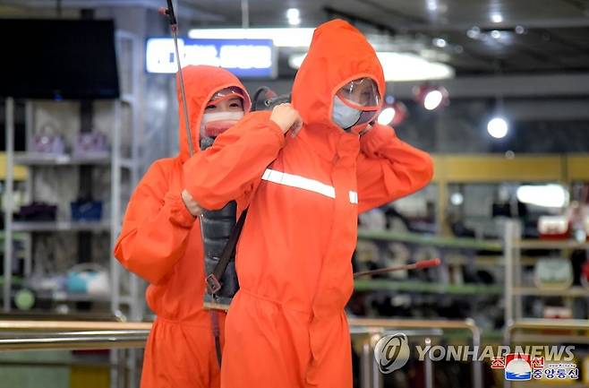 북한 평양제1백화점 내부소독 진행 (평양 조선중앙통신=연합뉴스) 북한 조선중앙통신은 14일 평양제1백화점에서 높은 방역의식을 지니고 보다 긴장하게 소독사업을 진행하고있다고 보도했다. 2022.8.14 
    [국내에서만 사용가능. 재배포 금지. For Use Only in the Republic of Korea. No Redistribution] nkphoto@yna.co.kr