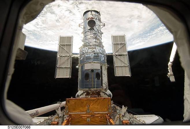 우주왕복선 아틀란티스호를 이용한 마지막 수리 장면  [NASA 제공/ 재판매 및 DB 금지] photo@yna.co.kr